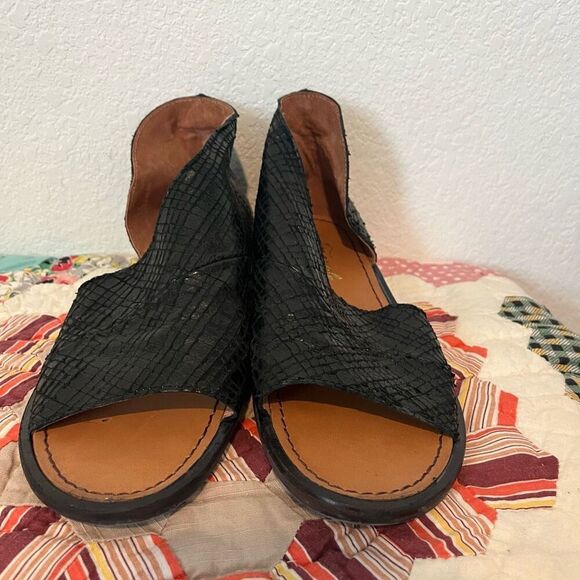 Free People Black Textured Leather Mont Blanc Flat Sandals Women's Size 39 8.5 - Picture 2 of 9